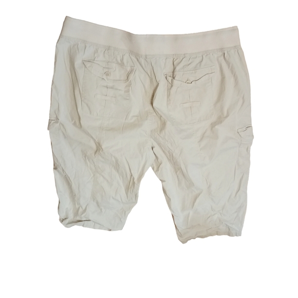 Lane Bryant Cargo Shorts Lots of Pockets Plus Size Ladies 28 CREAM comfy summer - Picture 1 of 5